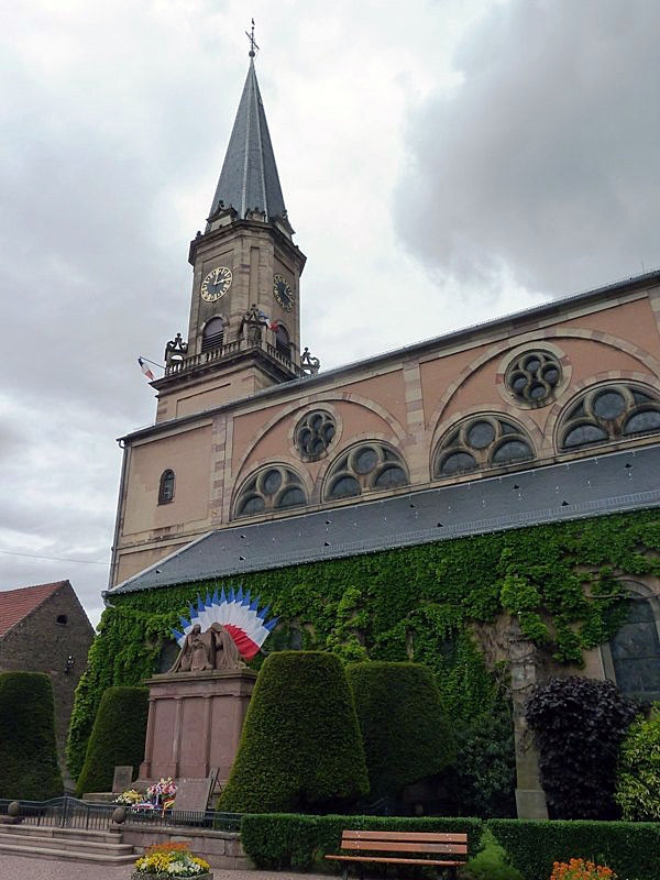 L'église et le monument aux morts - Erstein