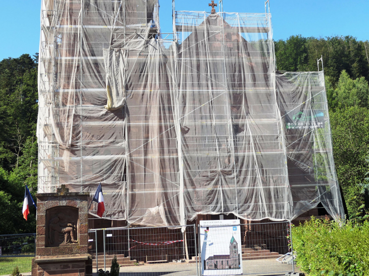 Le monument aux morts devant l'église catholique en travaux - Eschbourg