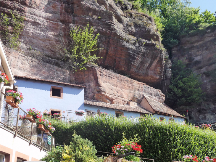 Maisons troglodytes dans les rochers - Eschbourg