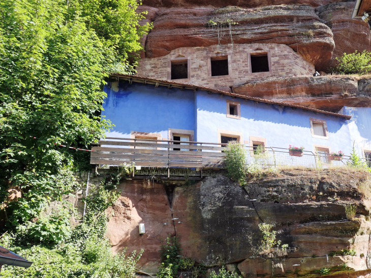 Maisons troglodytes dans les rochers - Eschbourg