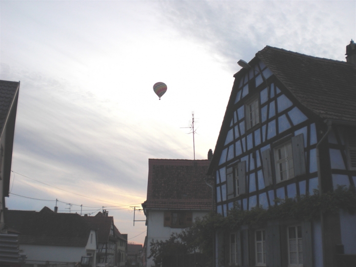 Montgolfière Seebach au dessus de la rue principale - Gœrsdorf