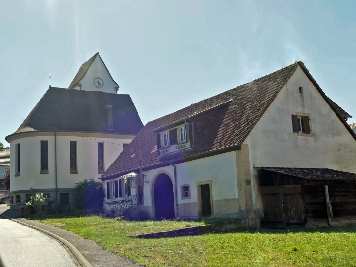 L'église et la mairie - Gungwiller