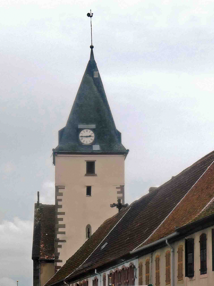  l'église : le clocher au dessus de la mairie - Harskirchen