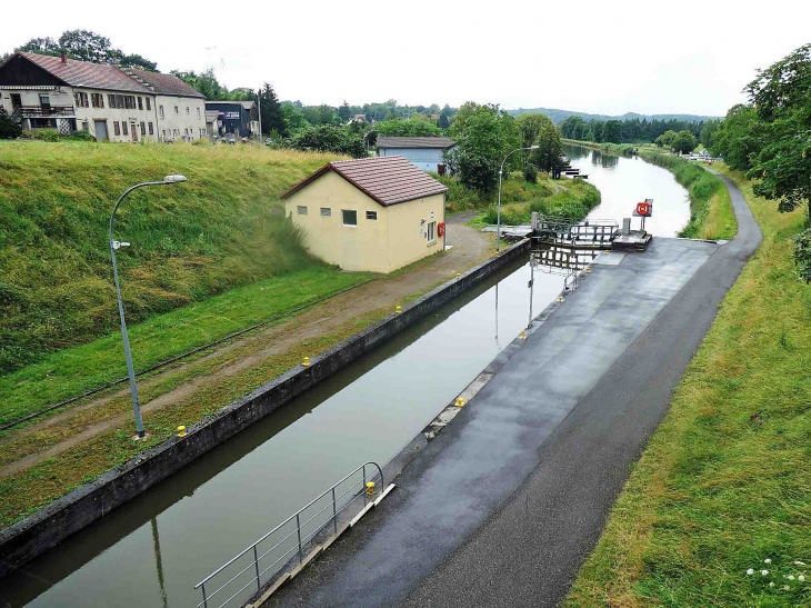 L'écluse sur le canal de la Sarre - Harskirchen