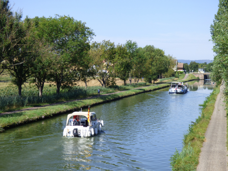 Les bateaux de plaisance sur le canal - Ingenheim