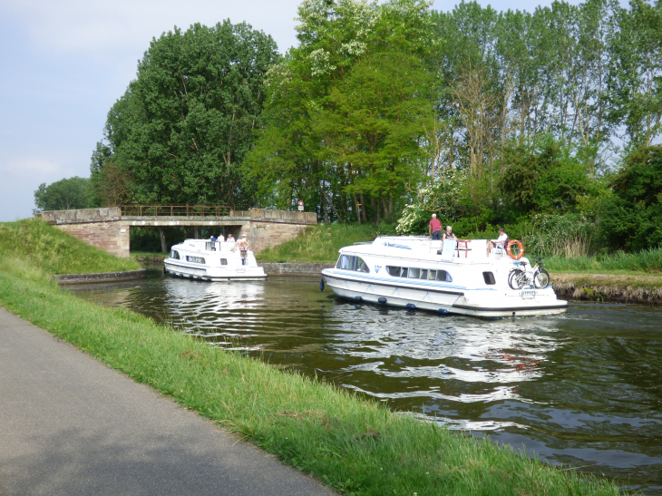 Autres bateaux sur le canal - Ingenheim