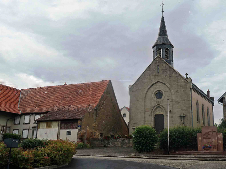 L'église Saint Gall dans la rue principale - Mackwiller