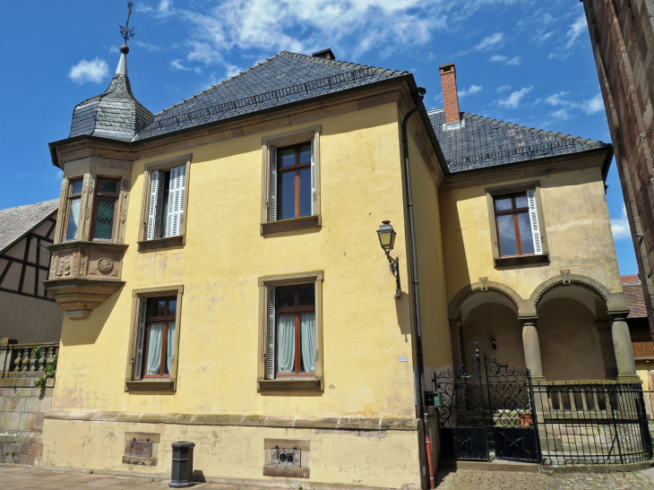 Deleure sur la place de l'abbatiale - Marmoutier