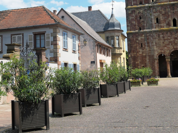 La place de l'abbatiale - Marmoutier