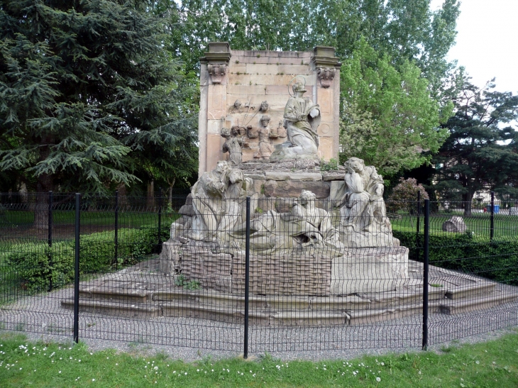 Monument angle rue Notre Dame rue Jacques Coulaux - Molsheim