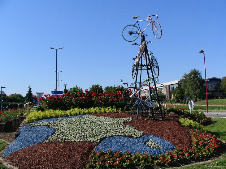 Rond point en fête pour le tour de France - Mundolsheim