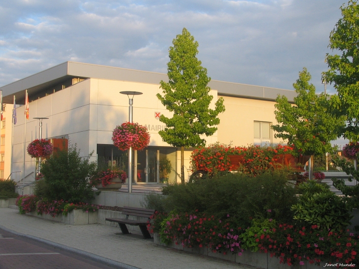 La mairie , son parvis   rue du Gl Leclerc - Mundolsheim