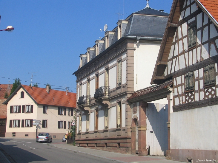 Maison de maître du vieux village    rue du Gl de Gaulle - Mundolsheim