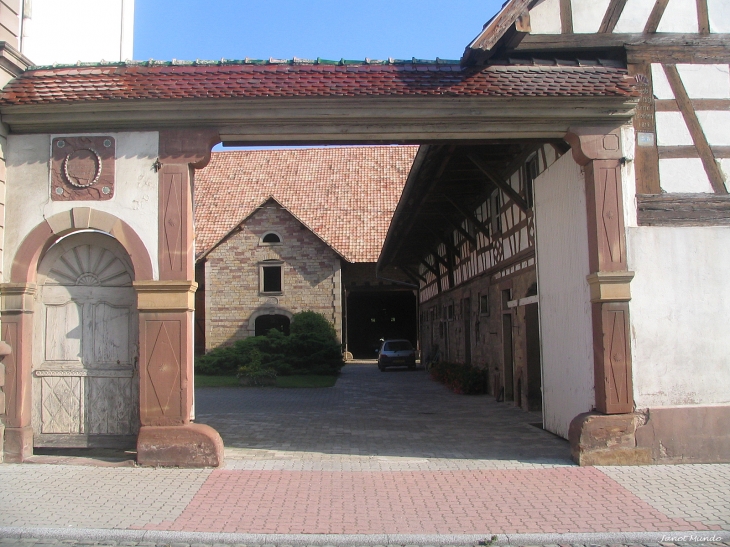 Cour intérieure du vieux village    rue du Gl de Gaulle - Mundolsheim