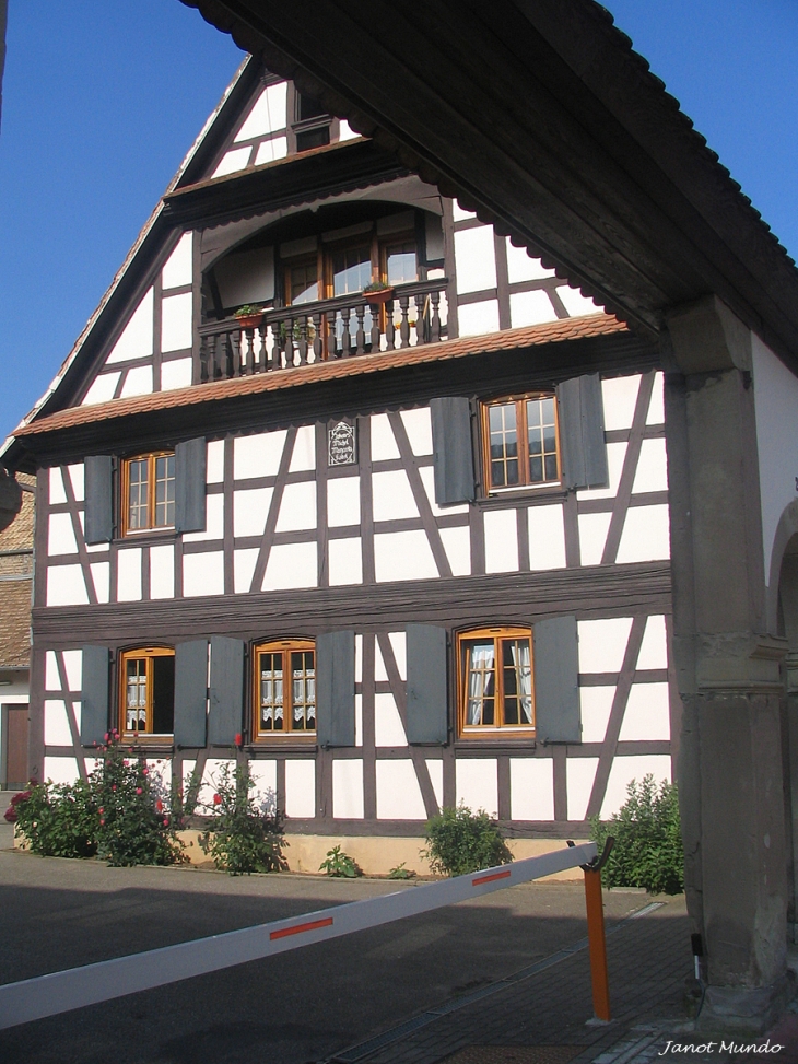 Maison ancienne du vieux village    rue du Gl de Gaulle - Mundolsheim