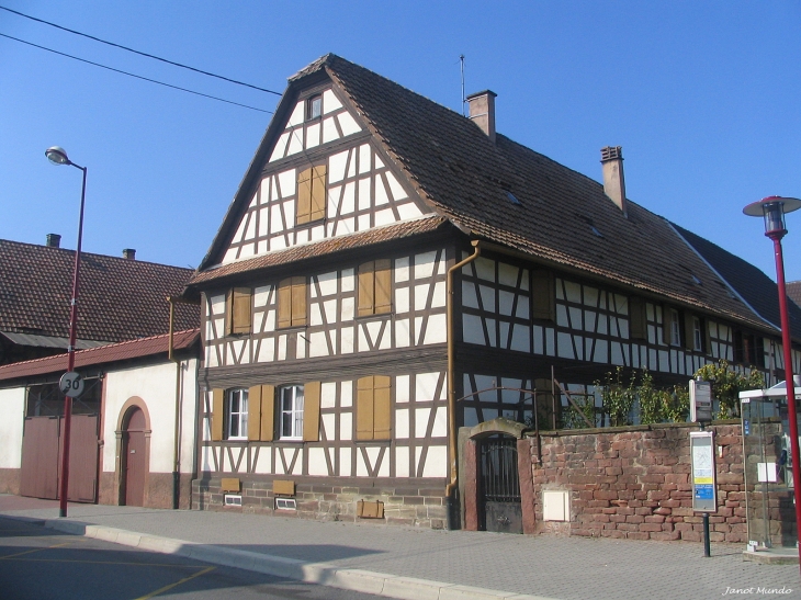 Ancienne maison du village   rue du Gl de Gaulle - Mundolsheim