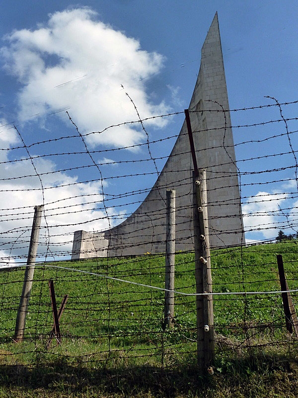 STRUTHOF mémorial national aux martyrs et héros de la déportation : les barbelés - Natzwiller