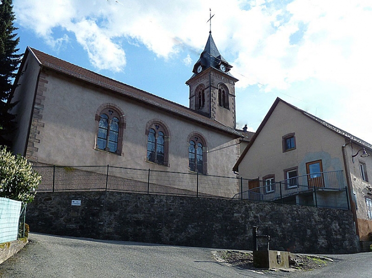 L'église luthérienne et la fontaine - Neuviller-la-Roche