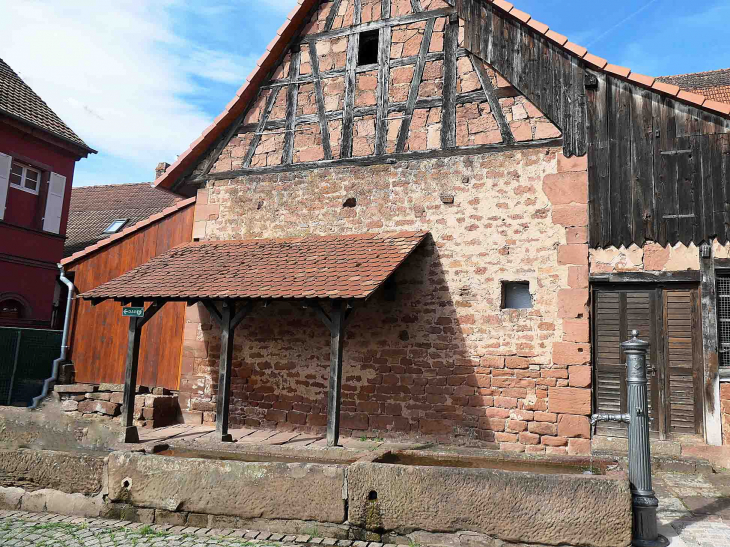 Fontaine dans le village - Offwiller