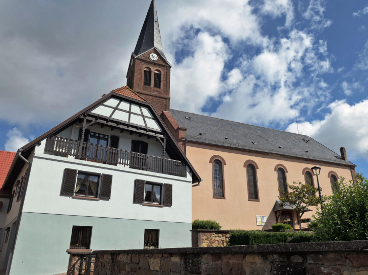 L'église derrière la maison - Otterswiller