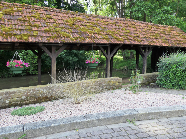 Lavoir au bord du ruisseau - Otterswiller