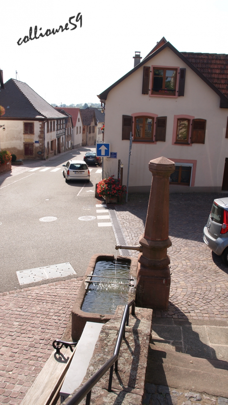 Fontaine au pied de l'Eglise - Ottrott