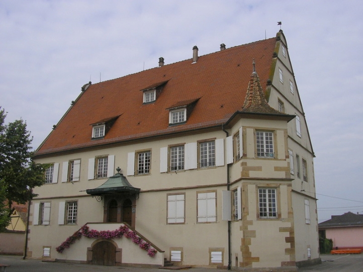 Cette grande demeure en pierre de style rennaissance remarquable par sa tourelle carrée, fut construite en 1590 par les Zorn, seigneurs de Plobsheim.Elle sera habitée jusqu'en 1831 pour devenir la mairie, puis l'une des écoles du village.