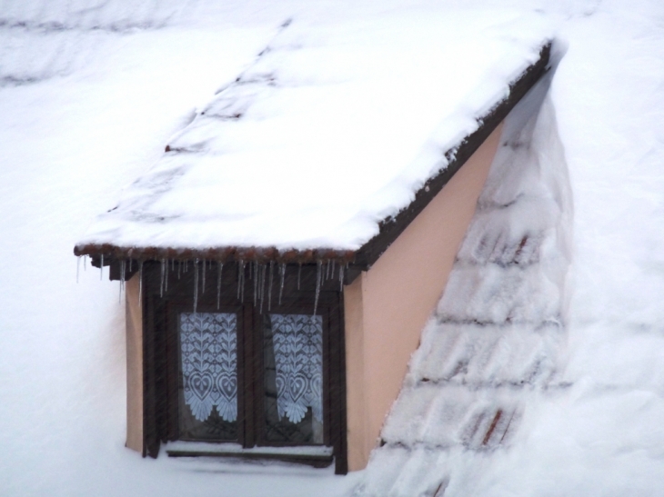 Fenêtre décorée de glaçons - Salmbach