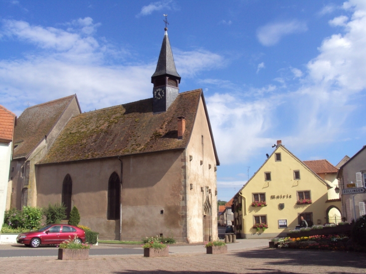 L'Eglise et la mairie du village. - Sarrewerden