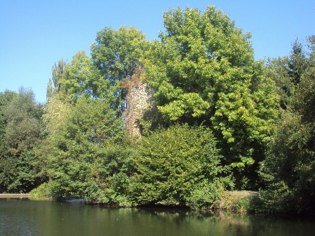 Acienne tour de fortification du 11ème siècle.(Rivière la Sarre). - Sarrewerden