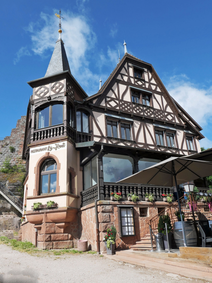 Le château du¨Haut Barr : l'hôtel restaurant dans la cour du château - Saverne