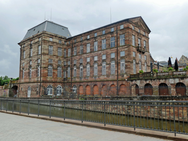 Le château des Rohan vu du quai du canal - Saverne