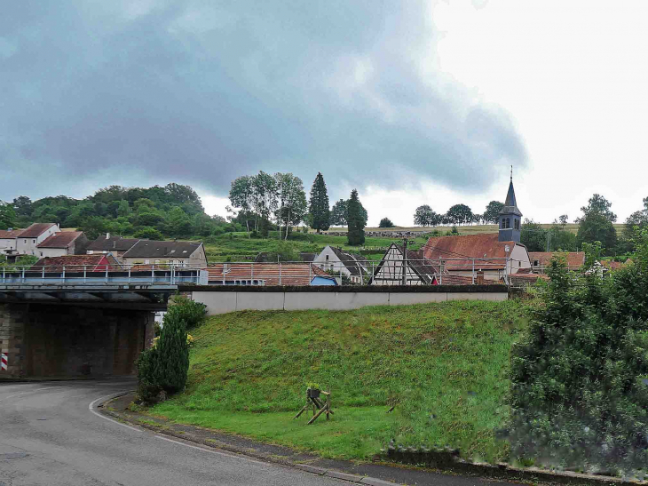 Le village derrière la voie de chemin de fer - Tieffenbach