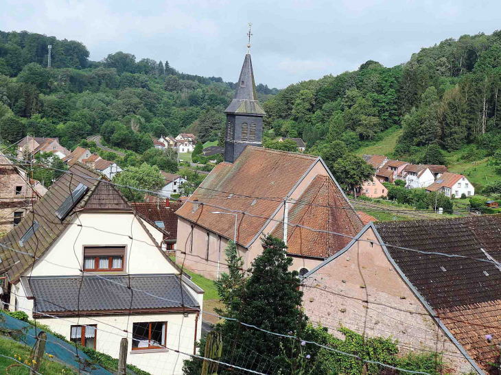 Vue sur l'église Saint Barthélémy et les toits - Tieffenbach