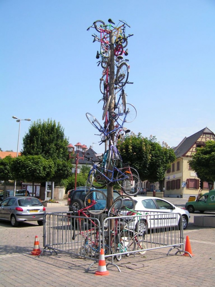 Totem de vélos sur la place du village - Truchtersheim