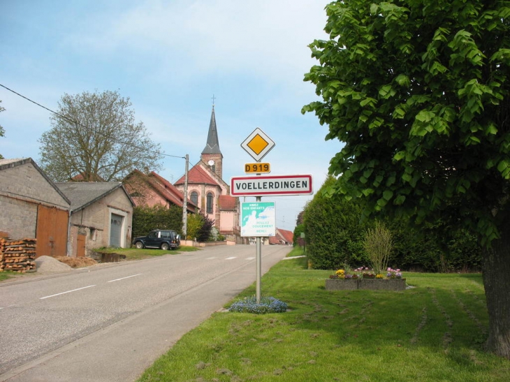 Entree  village eglise catholique - Vœllerdingen