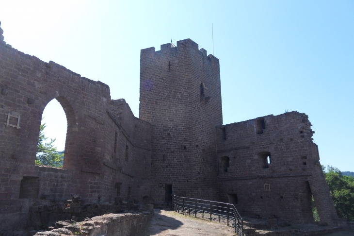 Le donjon vu de la cour du château - Wangenbourg-Engenthal