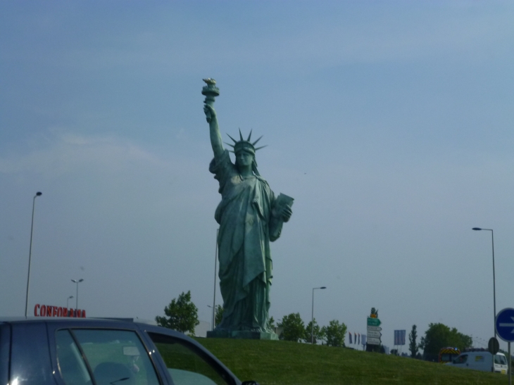 La statue de la Liberté à l' entrée de Colmar.