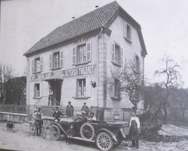 Anciennement maison du curé Schwarzentruber Thiebaut puis actuellement restaurant du Cheval Blanc  - Diefmatten