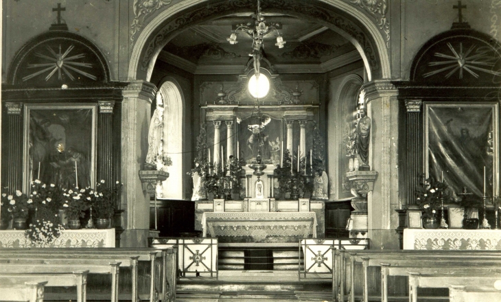 Intérieur jadis de l'église avec les peintures au plafond realisé lors du madat du maire Schwarzentruber JB - Diefmatten