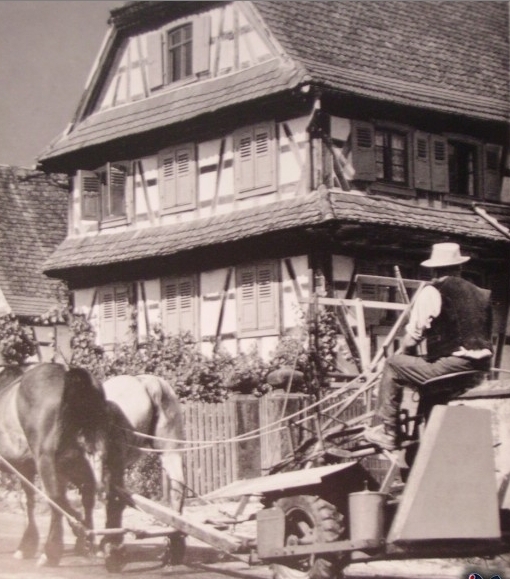 La lieuse d'antan devant la maison Gross Emile - Diefmatten