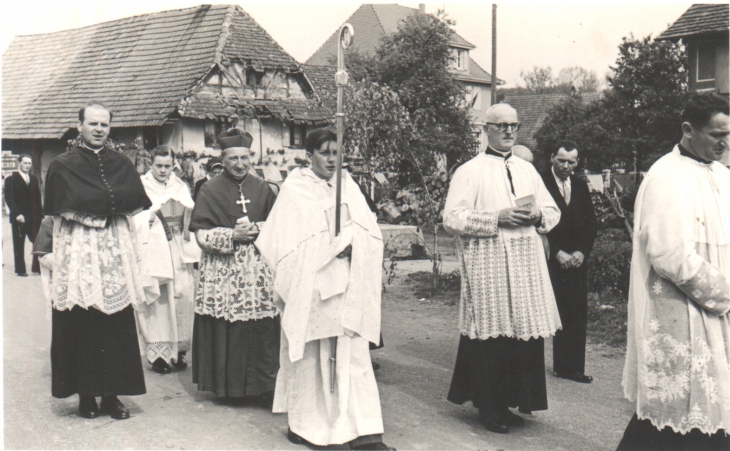 Procession lors de la venue de l'évéque Mg Weber - Diefmatten