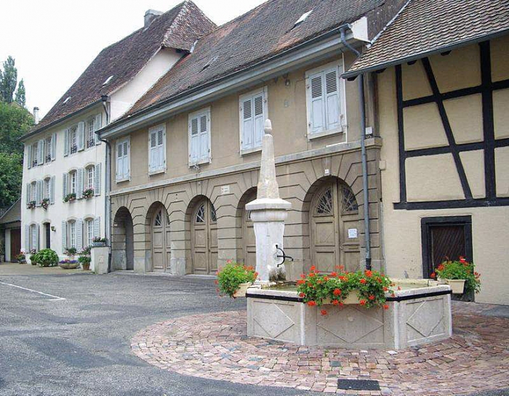 Fontaine et maisons - Ferrette