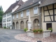 fontaine et maisons