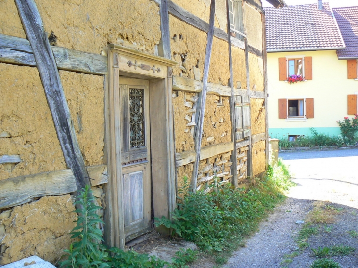 On peut voir le travail lors de la constructrion d'une maison paysanne dans les années 1800 - Friesen