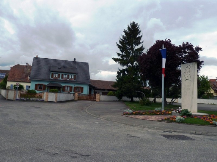 Le monument aux morts sur la place - Grussenheim