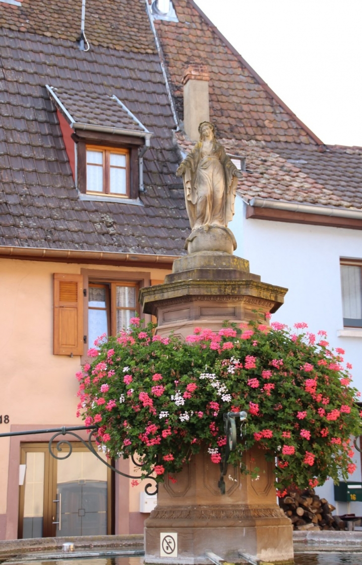 Fontaine ( détail ) - Gueberschwihr