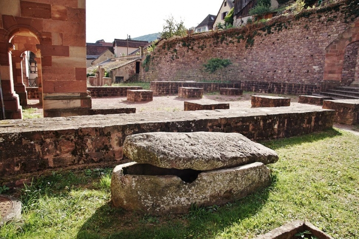 <église Saint-Pantaleon  ( Sarcophage ) - Gueberschwihr