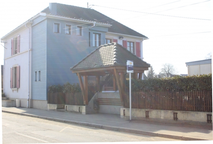 Rue Principale, l'abri-bus, la mairie - Hecken