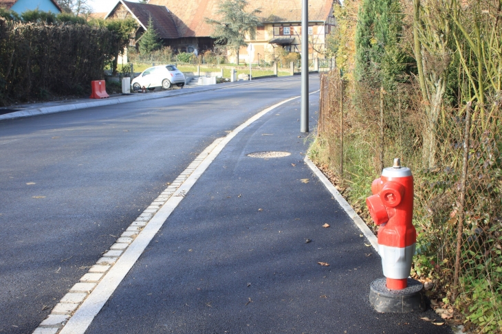 Asphalte trottoirs et lampadaires - Hecken